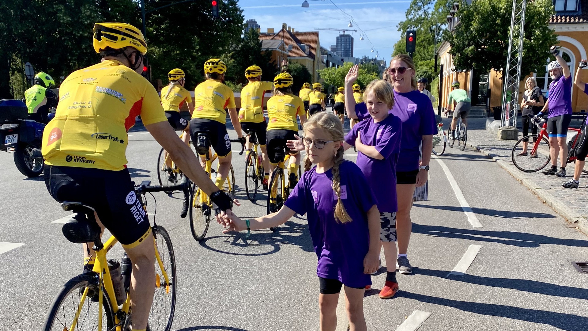 Team Rynkeby rytter og Børnecancerfonden barn