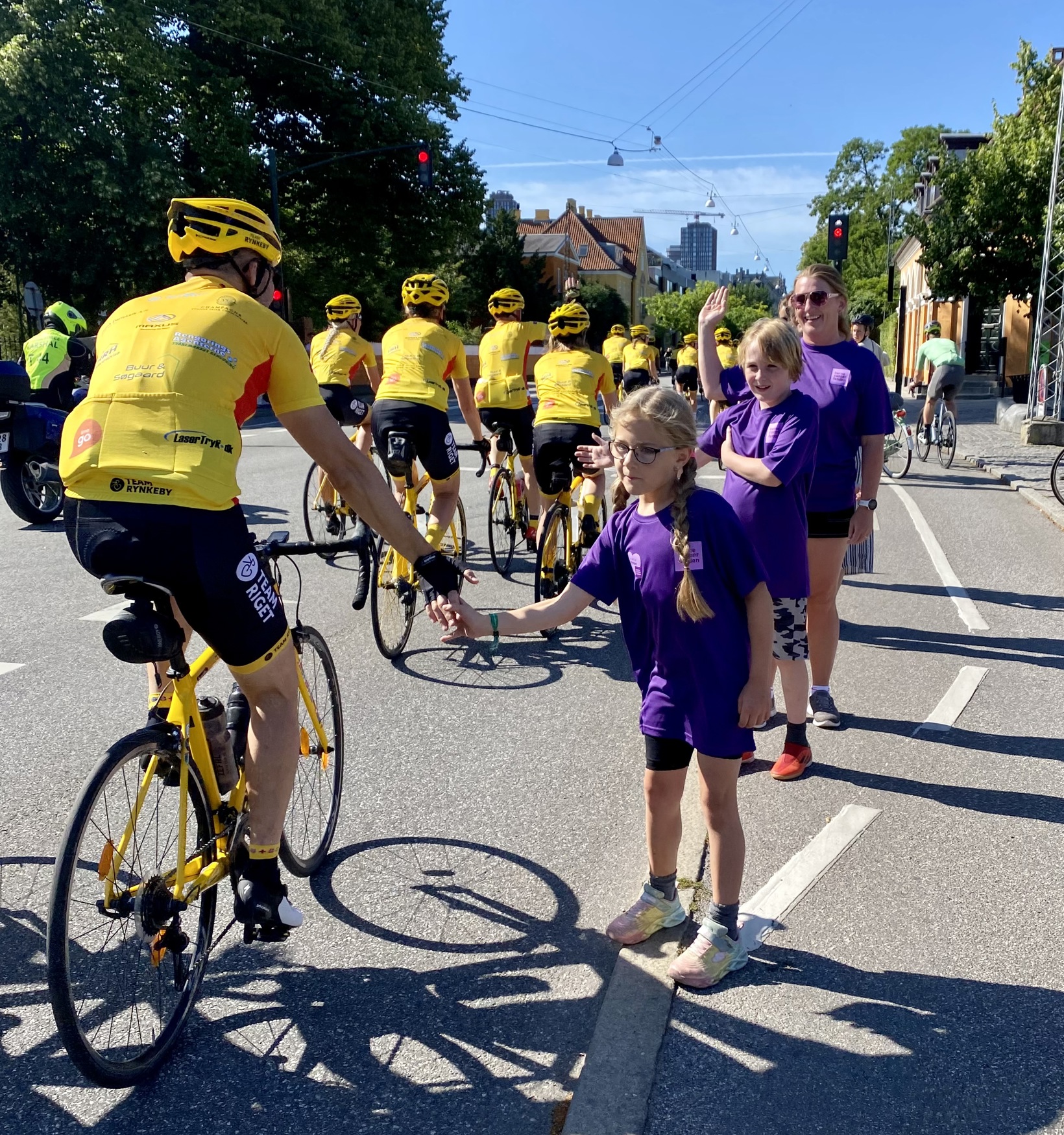 Team Rynkeby rytter og Børnecancerfonden barn