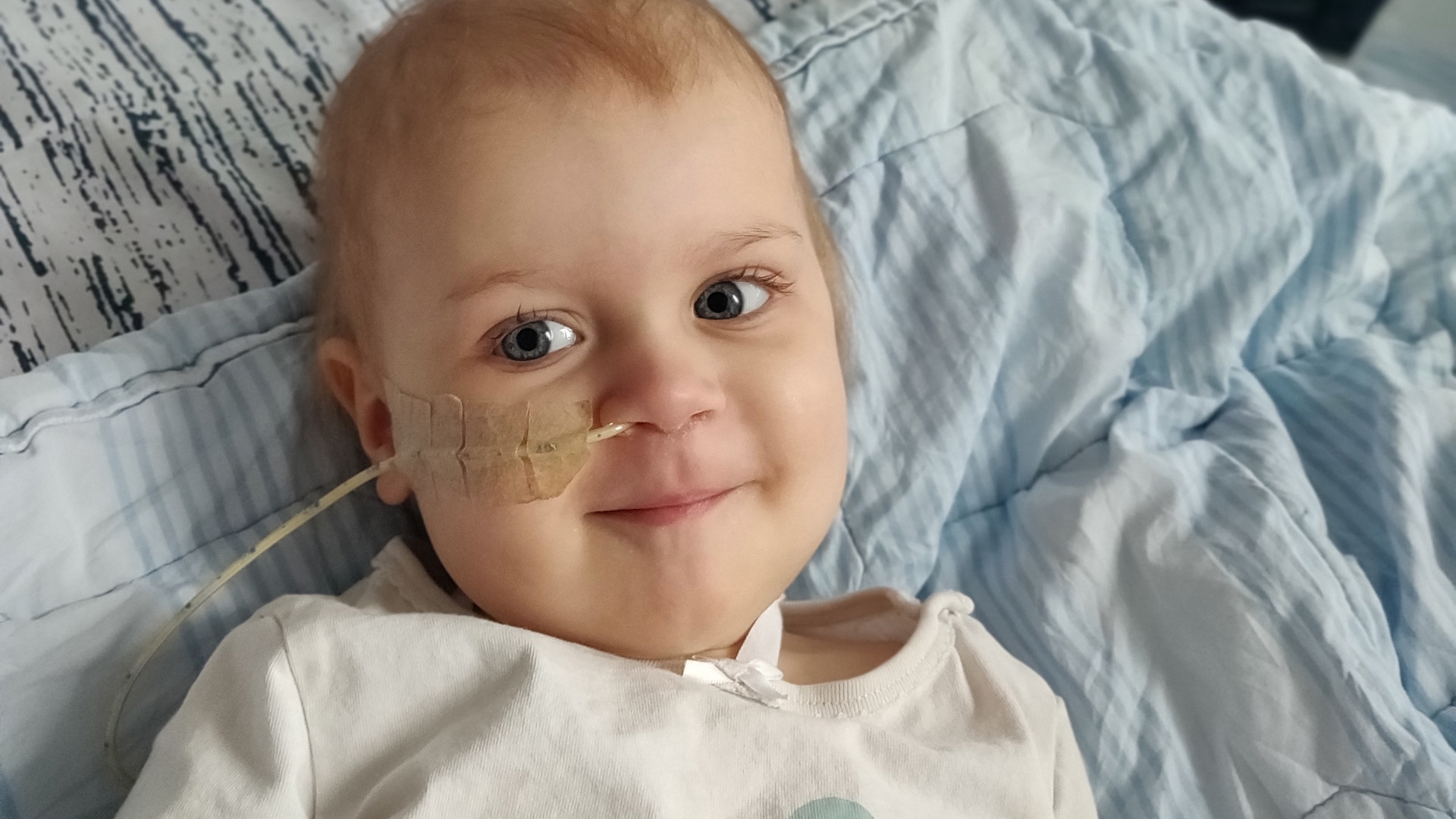 Rosa med smil og i hospitalsseng