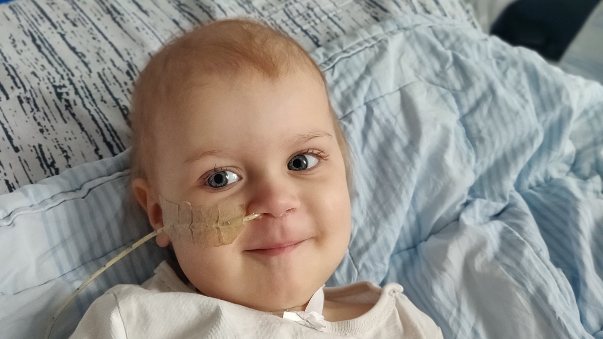 Rosa med smil og i hospitalsseng